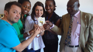 Maria Rehder e Hércules Barros com o documento de direitos humanos do continente Africano em mãos durante formação realizada no Kenya em Novembro de 2012